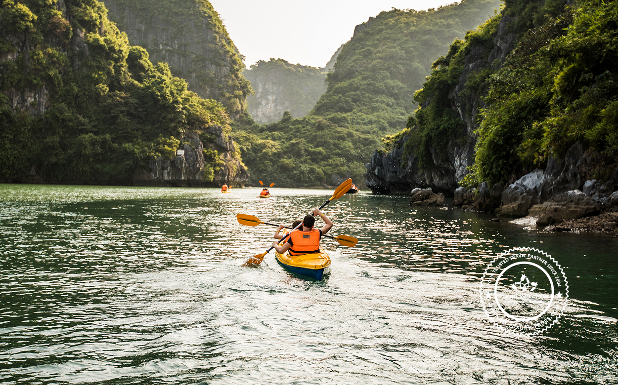 kayaking in halong bay